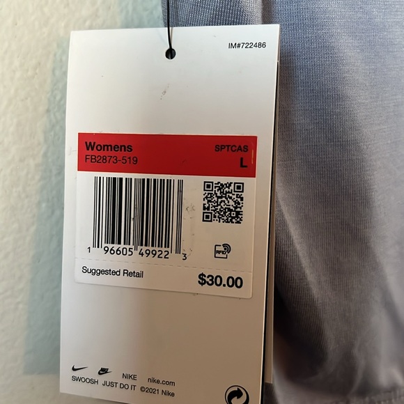 Nike Women's Essential Slim Fit Cropped T-Shirt - Picture 7 of 8